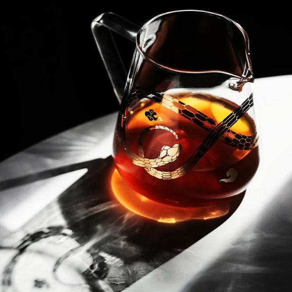 MHW-3BOMBER Serpent Series 500ml Glass Coffee Server highlighting the gold snake motif and sleek eagle-mouth spout.